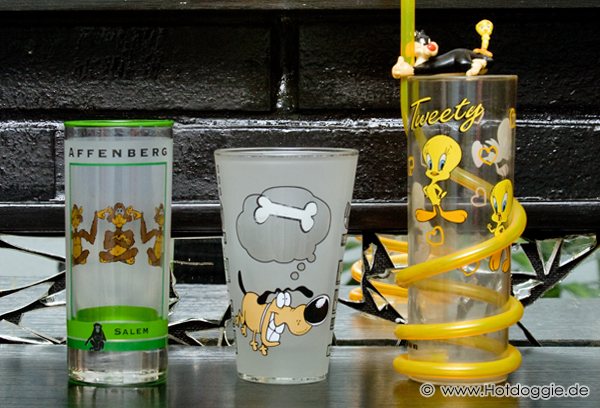 Affenbergi majmok, Vigyorgó kutya, Csőrike és Szilveszter poharak